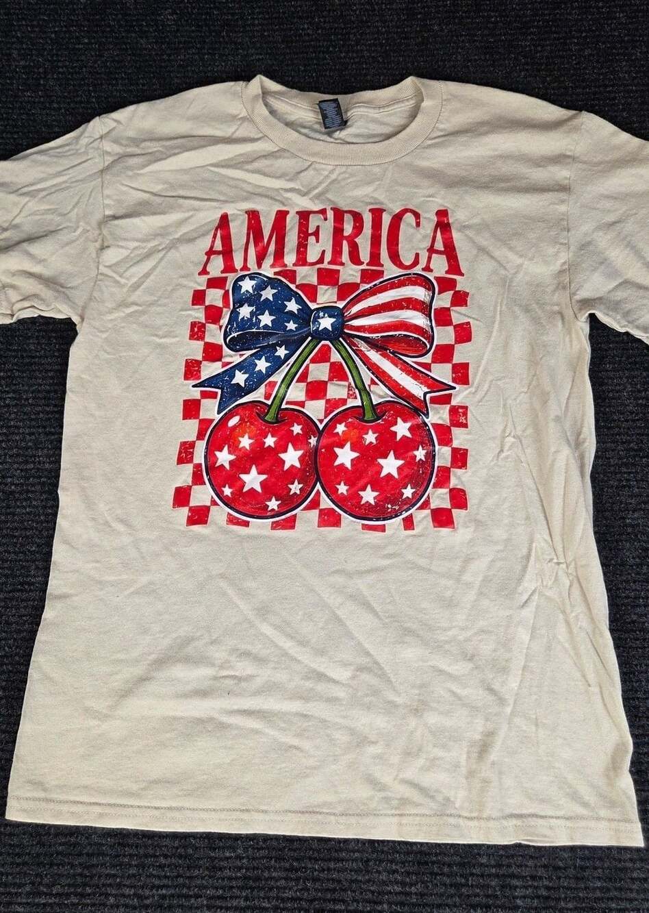 Gildan America Cherry Bow T-Shirt Size M Beige Patriotic 4th of July